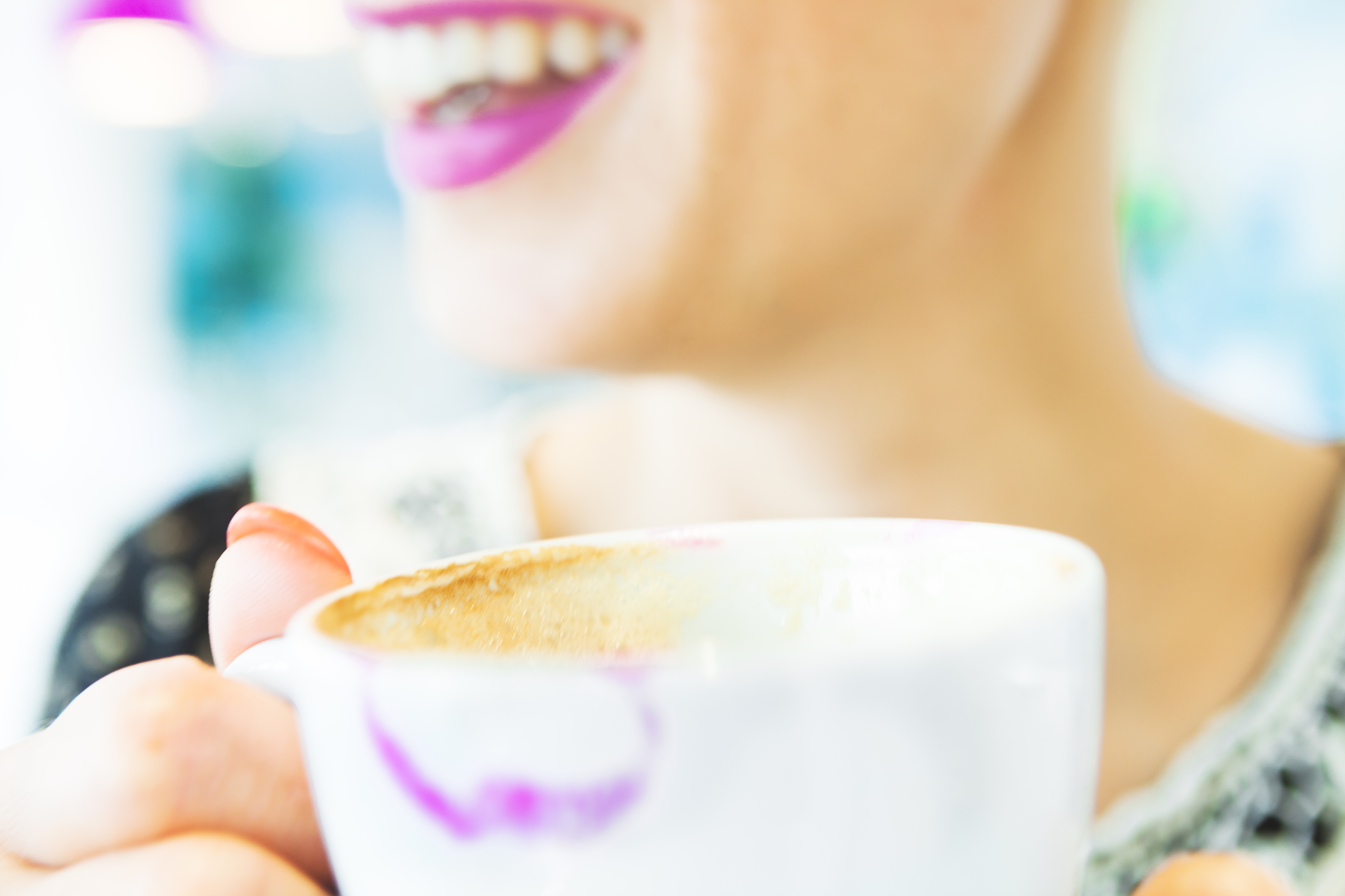Die 5B-Strategie von prizeotel wird von einer lachenden Frau mit einem Kaffee verkörpert.